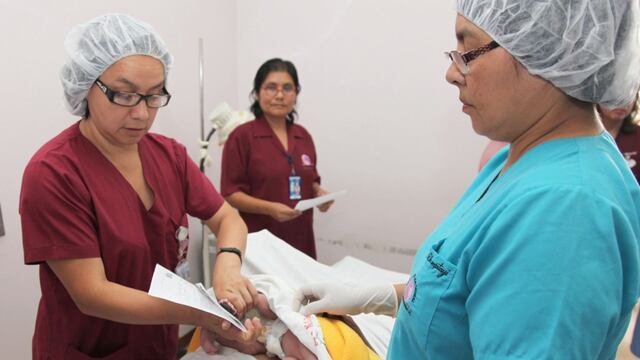 Adeudan a obstetras y técnicos de enfermería en hospital de Ayacucho