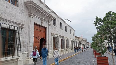 Arequipa: Fachada de Biblioteca Mario Vargas Llosa afectada