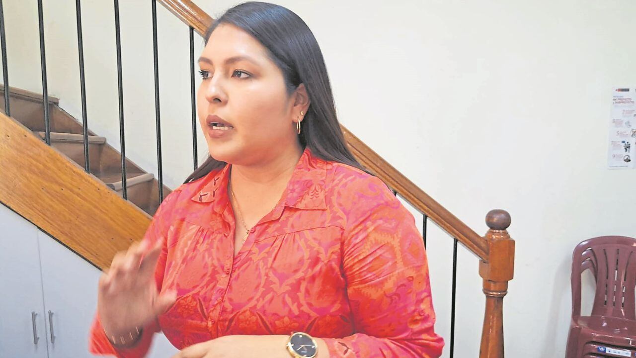 Su jefa, Carolina Velasco, advierte que están siendo supervisados y que no pueden hacer proselitismo político, pues los sacarán del cargo.