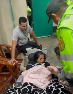 Policías aplicaron sus conocimientos y ayudaron a mujer