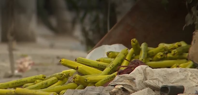Una mochila abandonada frente al colegio especial Manuel González Prada, en Comas, contenía cerca de 50 cartuchos explosivos usados en minería. UDEX retiró el material y se investiga su procedencia. (Captura de América Noticias)