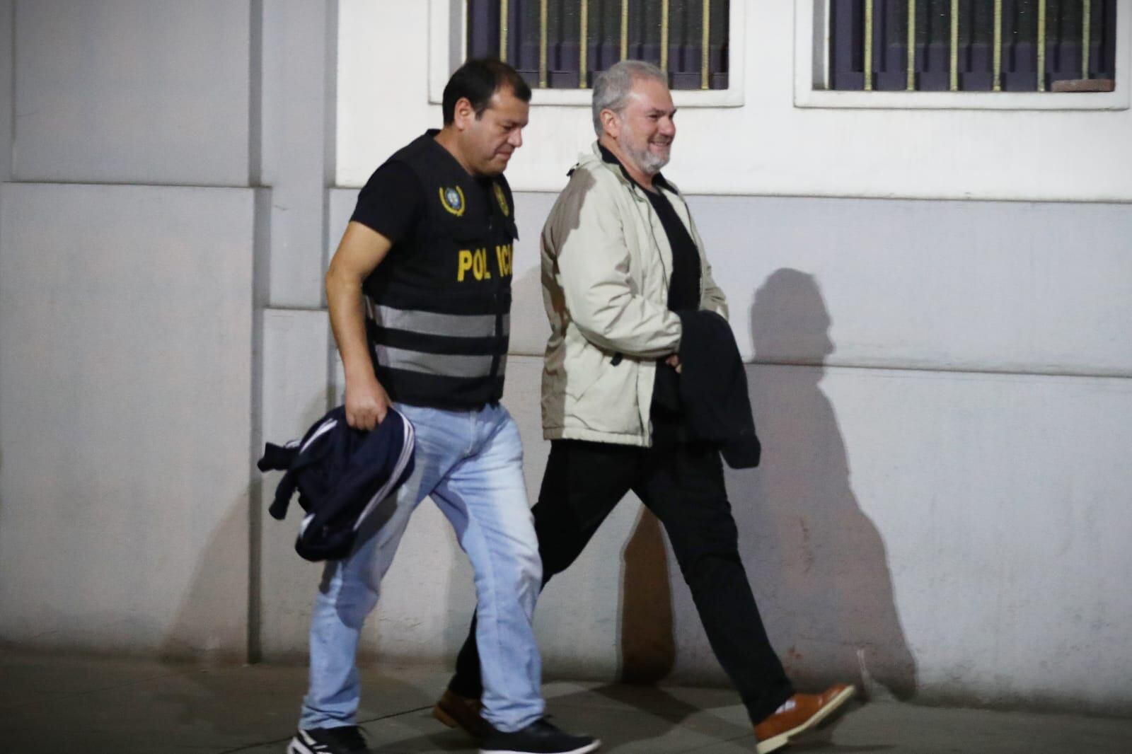 El periodista Mauricio Fernandini cumple su detención preliminar en la Prefectura de Lima. (Foto: jorge.cerdan /@photo.gec)