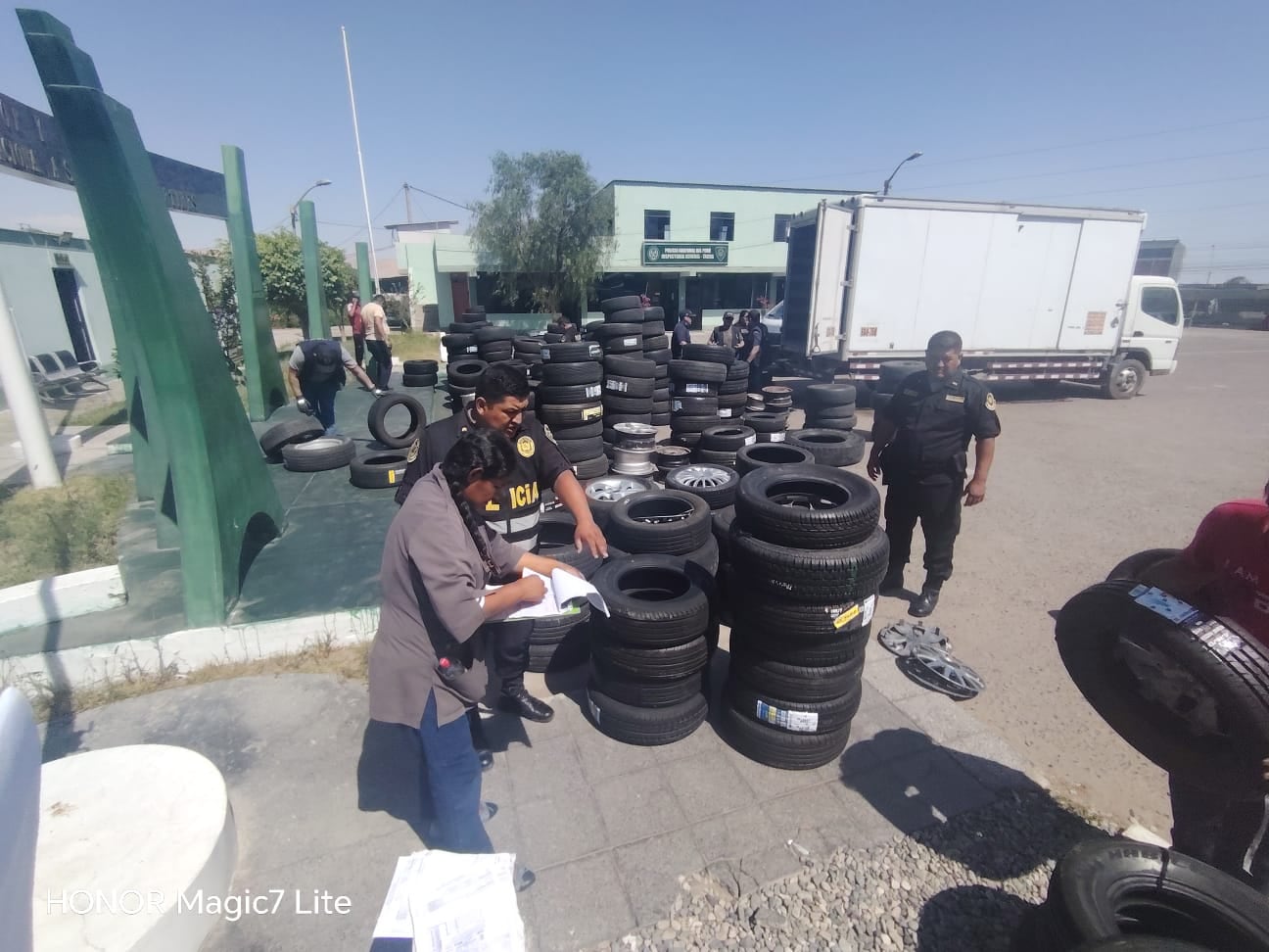 Efectivos desarrollaron operativo en puestos de venta de la avenida Intiorko. (Foto: Difusión)