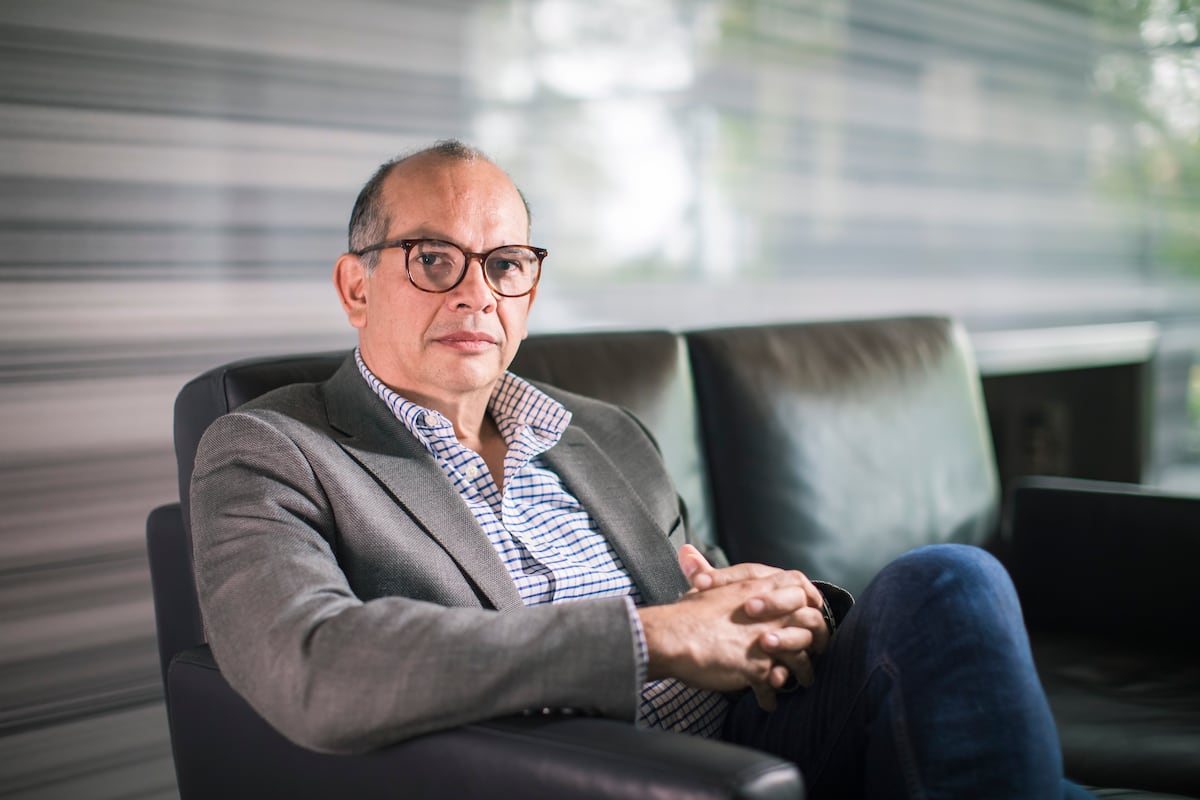 “Creo que esta es una práctica muy mala porque si algo aprendimos en la pandemia fue lo expuestos que estamos los peruanos a perder nuestra fuente de ingresos”, expresó Luis Miguel Castilla. Fotos a Luis Miguel Castilla, exministro de Economía y director de Videnza. fotos: joel alonzo