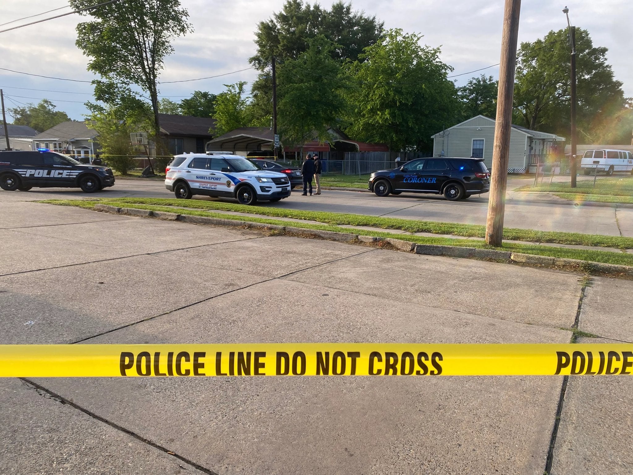 El ataque ocurrió en el vecindario Cedar Grove, donde diez personas fueron baleadas. La Policía indicó que el presunto agresor era familiar de varias víctimas. (Foto: X)