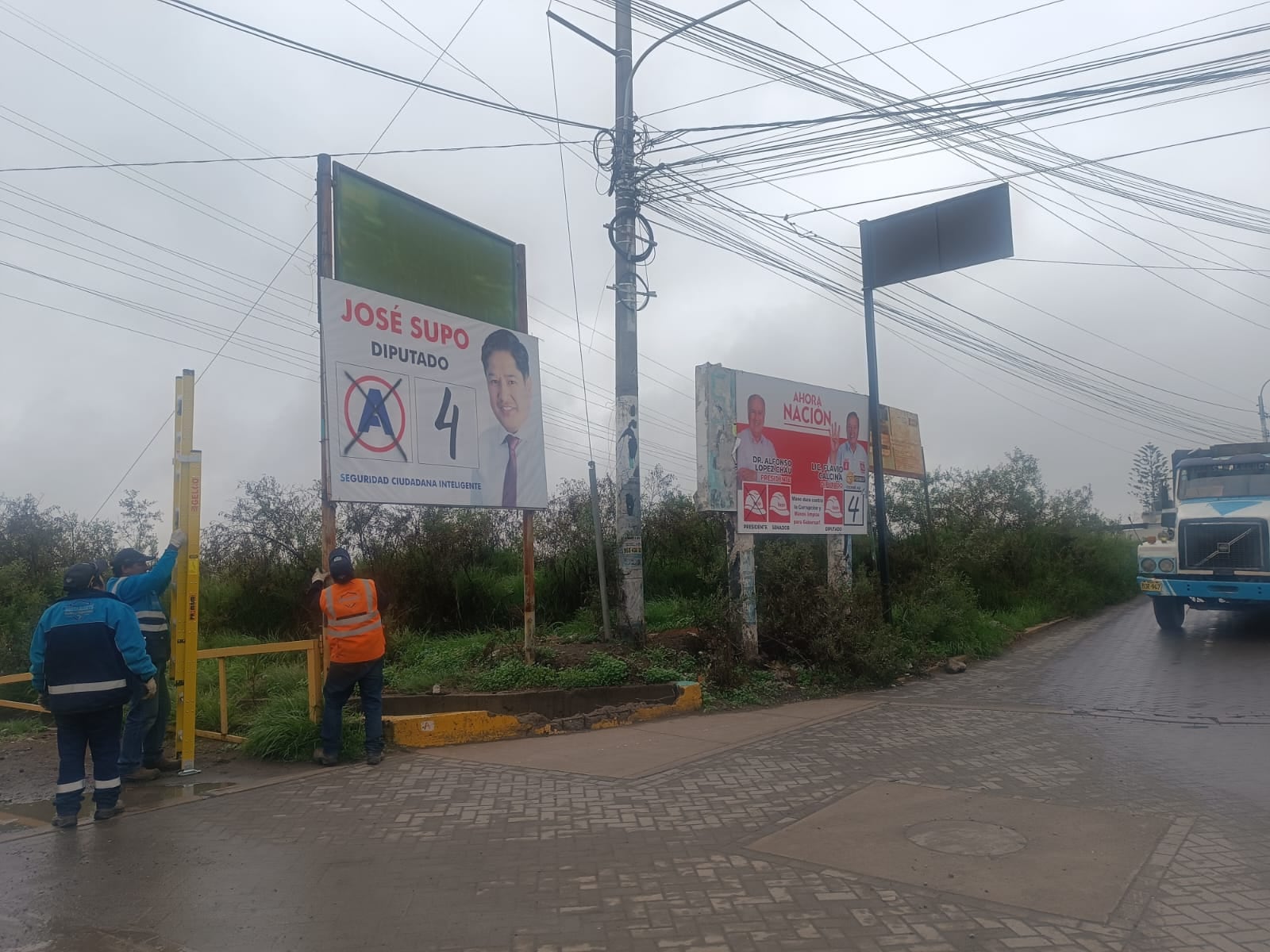 Retiran propaganda electoral de espacios públicos (Foto: Municipalidad de José Luis Bustamante)