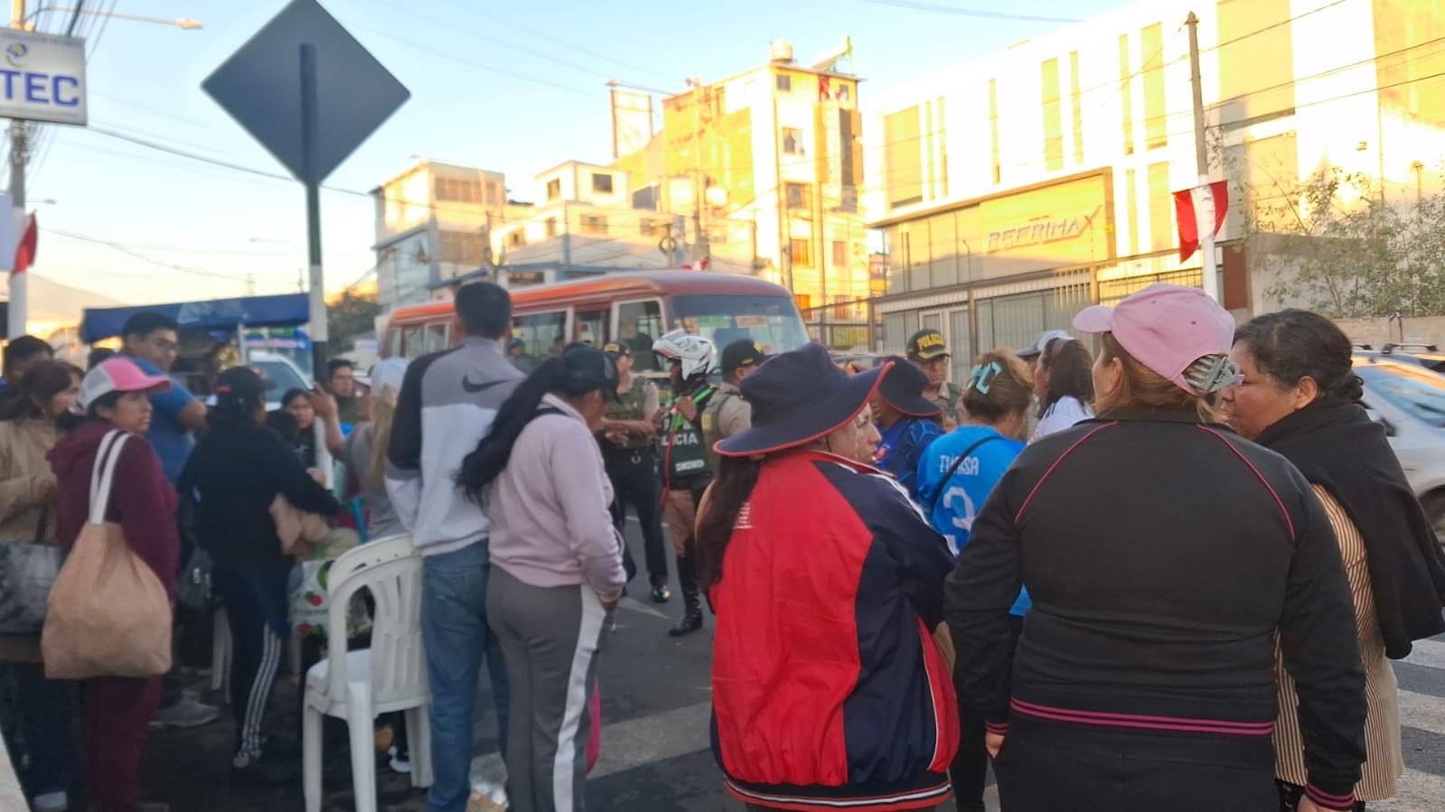 Guerra de Sillas: Agresiones por Guardar Espacios el Sábado 25 de Julio