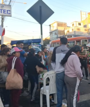 Parada Militar en Arequipa: padres ocupan espacios y pernoctarán en la Av. Independencia (Foto: Flor Barrios/@photo.gec)