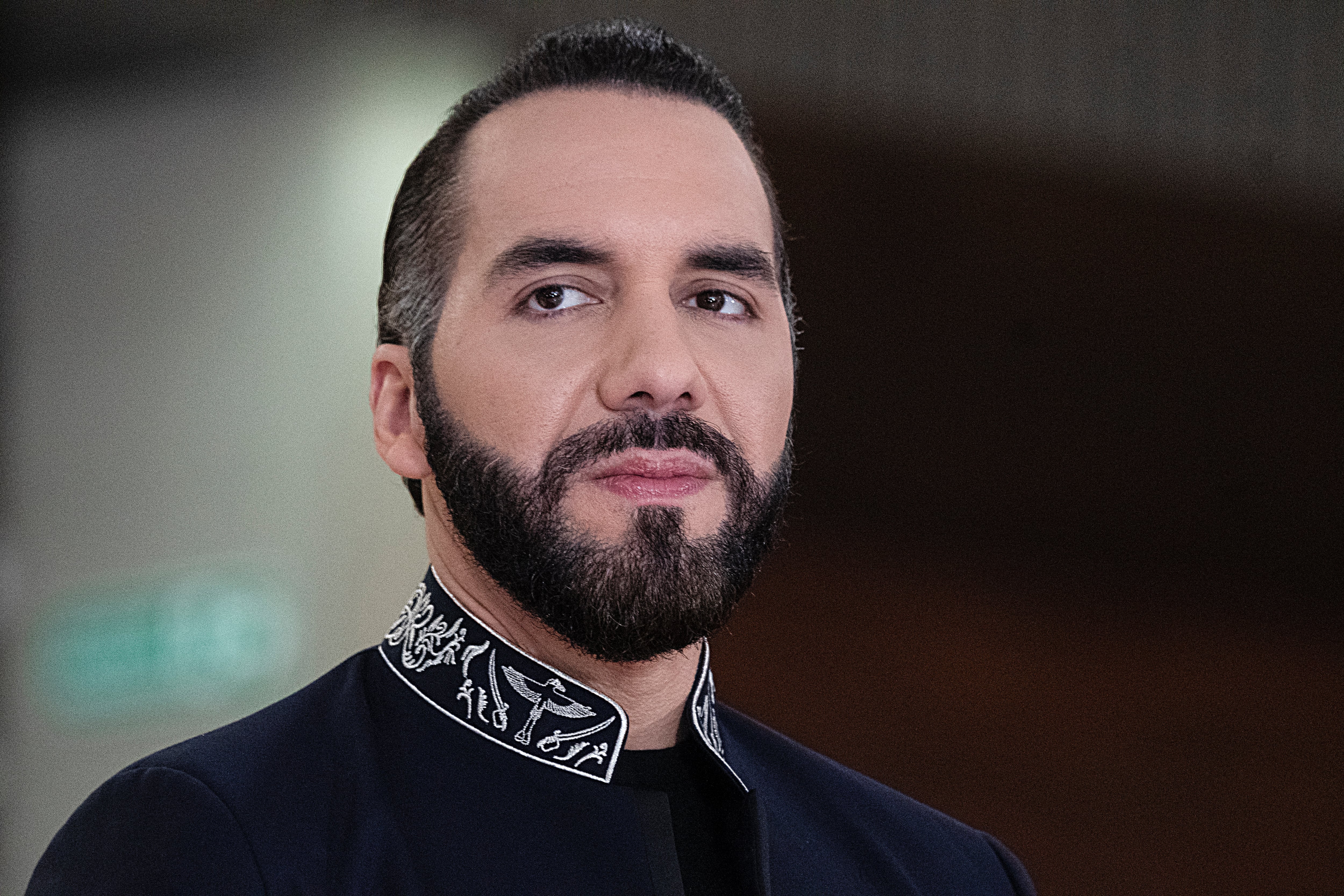 El sondeo revela una fuerte preferencia por liderazgos de mano dura, en un contexto de alta indecisión electoral y rechazo a los candidatos tradicionales. (Foto de Ezequiel BECERRA / AFP).