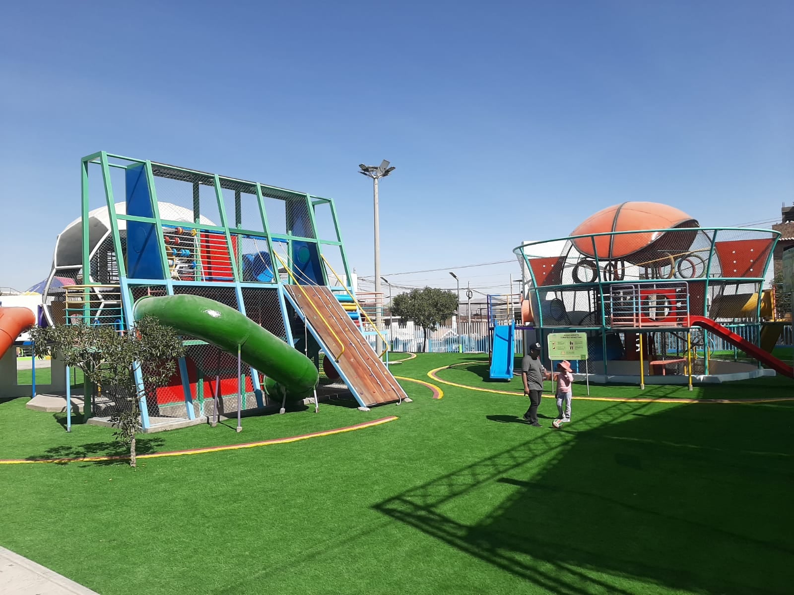 Espacio que promueve el ejercicio físico de niños y adultos mayores. (Foto: GEC)