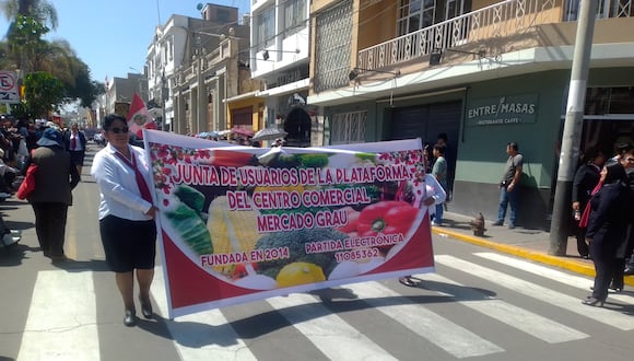 Usuarios de la plataforma del mercado Grau participaron en desfile en homenaje a Tacna. (Foto: Adrian Apaza)