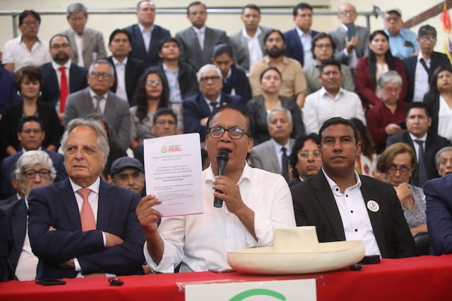 Roberto Sánchez presenta a su equipo técnico y asegura que gobernará con el nuevo plan de consenso (Fotos: Diana Marcelo/GEC)