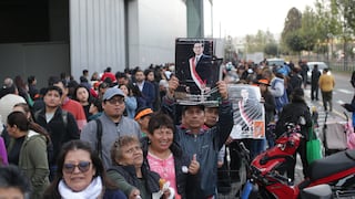 Simpatizantes hacen largas colas para visitar el féretro del expresidente Alberto Fujimori