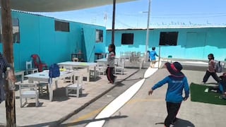 Remplazarán tres aulas prefabricadas donde niños de Majes estudian en el patio