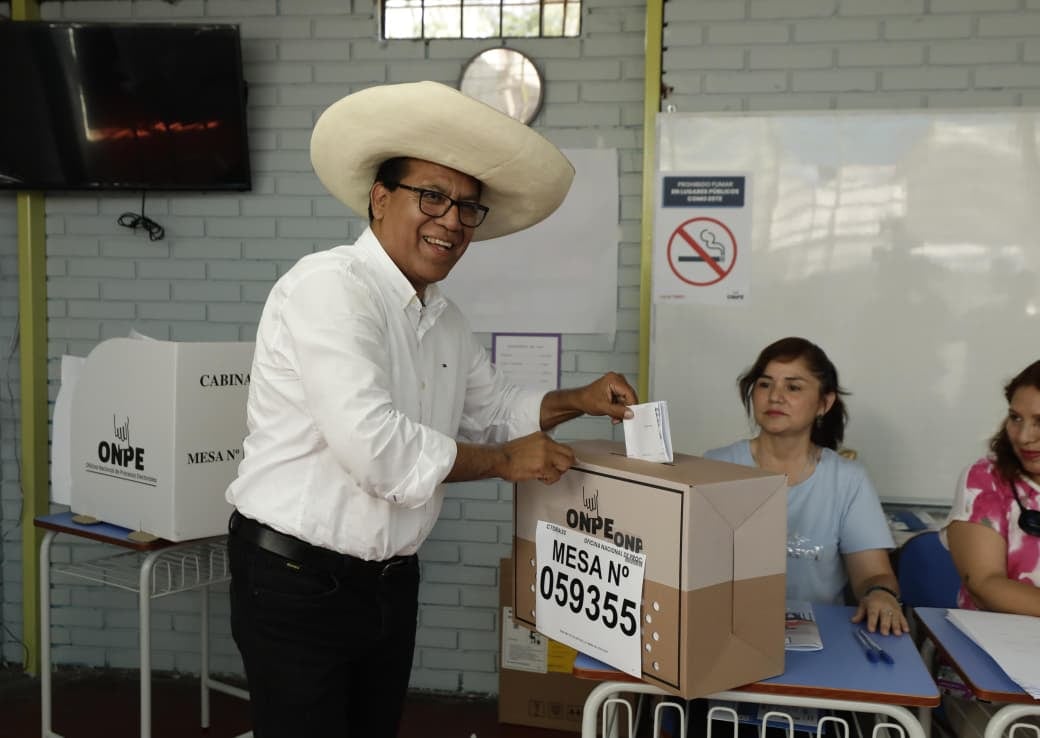 Roberto Sánchez llegas hasta su local de votación en San Borja.
Fotos: Jesús Saucedo / @photo.gec