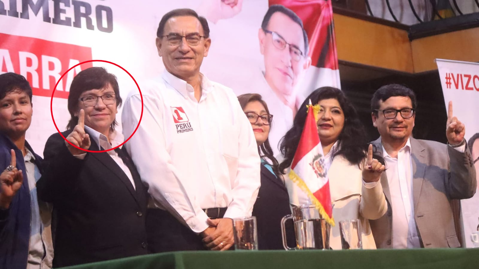 Regidora de Mariano Melgar, Estela Peña Gutiérrez, junto a Martín Vizcarra. Foto: Fanpage de Perú Primero - Arequipa.