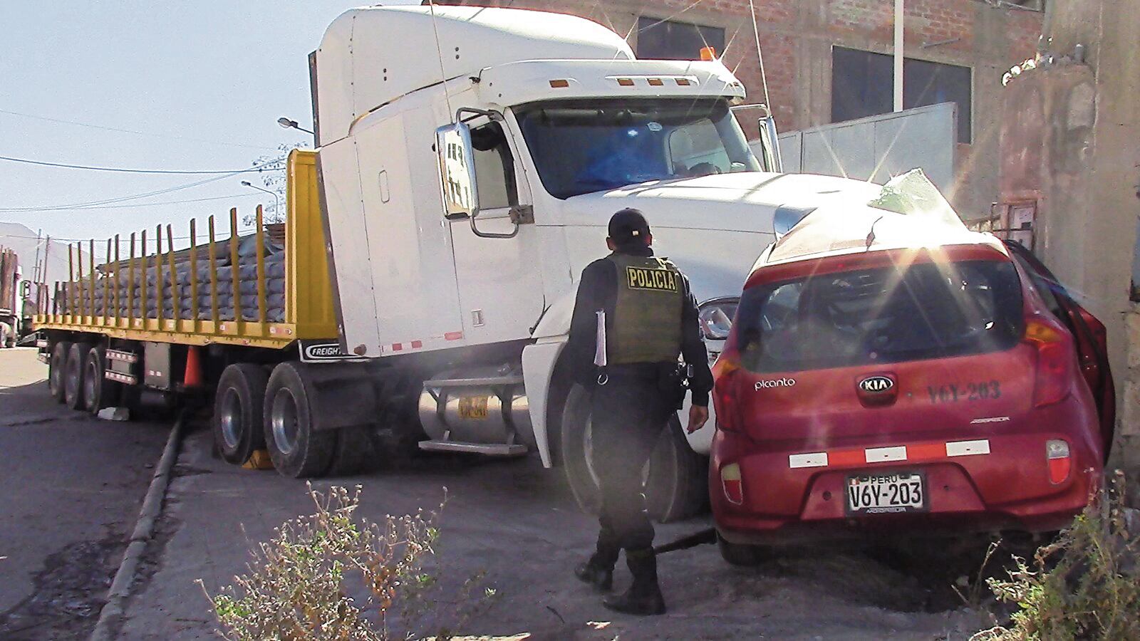 Vehículo resultó aplastado por camión y dejó herido a conductor. Foto: Difusión.