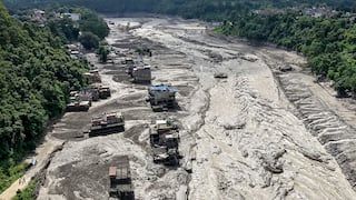 Suben a 95 los muertos por inundaciones en Nepal cerca de la frontera con China
