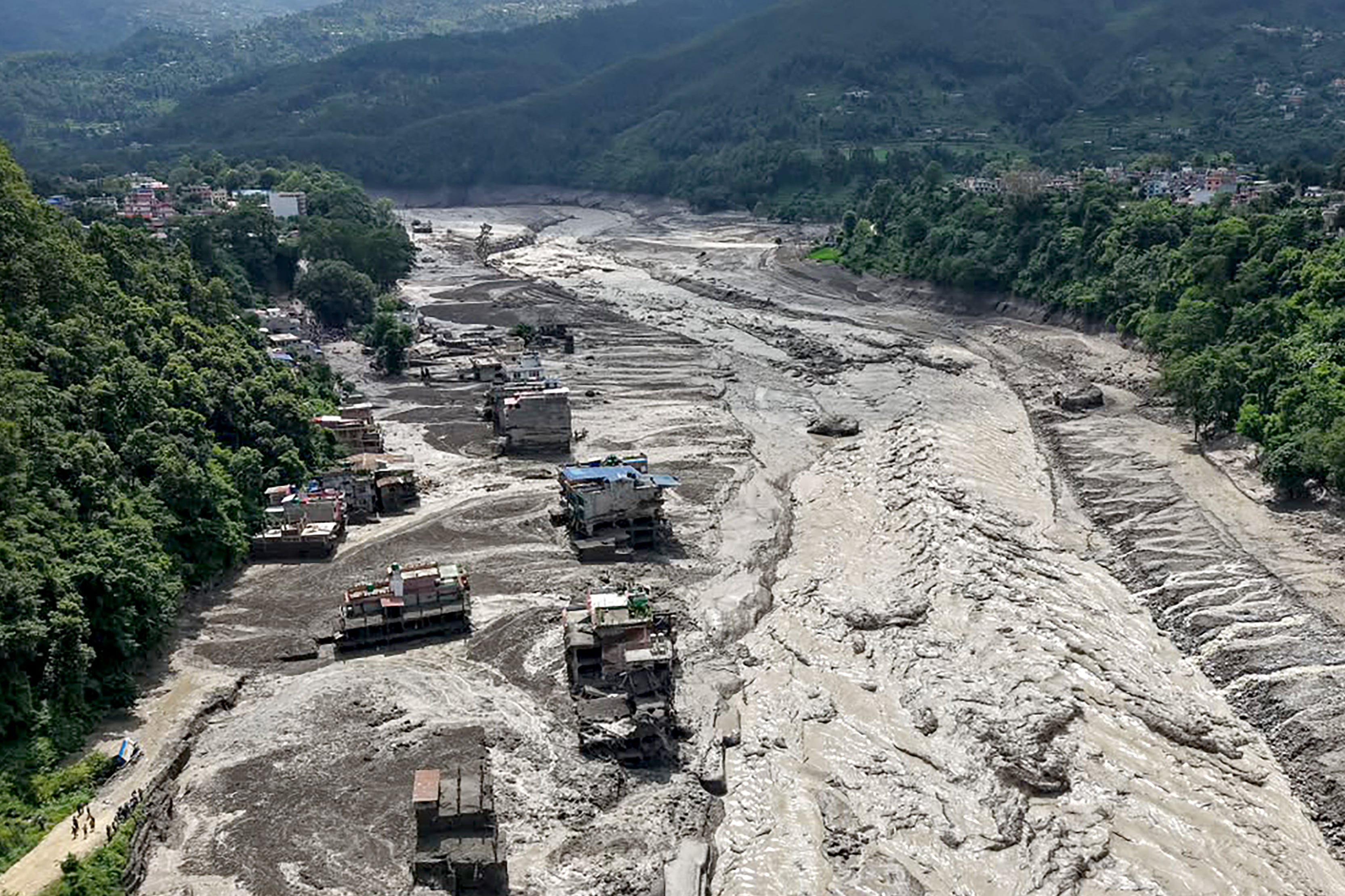 La Policía de Nepal elevó a 95 el número de fallecidos por las inundaciones que golpearon una zona fronteriza con China. Además, unos 28 efectivos policiales permanecen desaparecidos. (Foto de Prabin RANABHAT / AFP).
