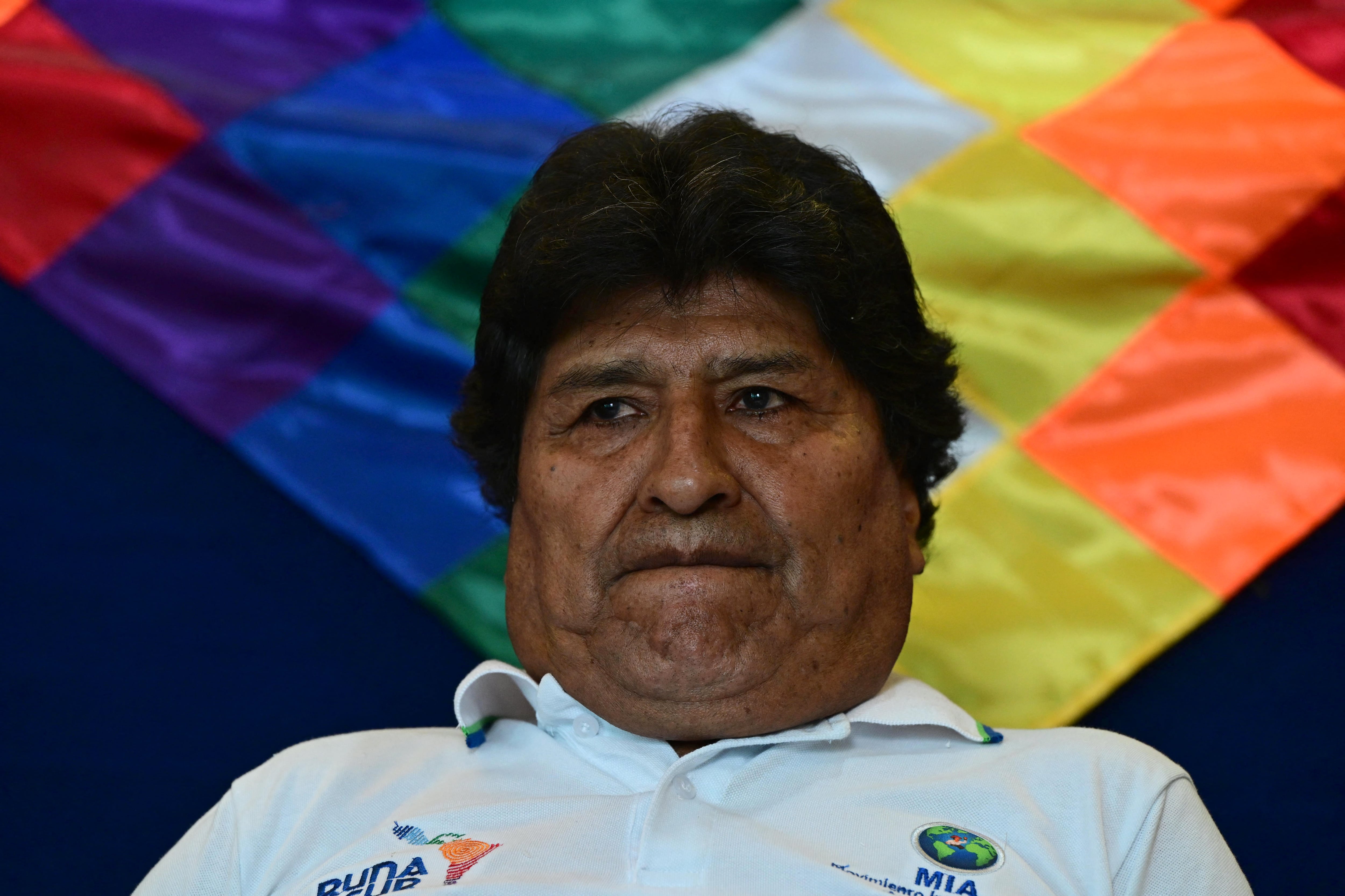 El expresidente de Bolivia Evo Morales gesticula durante una reunión previa a la votación en la segunda vuelta de las elecciones presidenciales, en Villa 14 de Septiembre, región de Chapare, el 19 de octubre de 2025. (Foto de ERNESTO BENAVIDES / AFP).