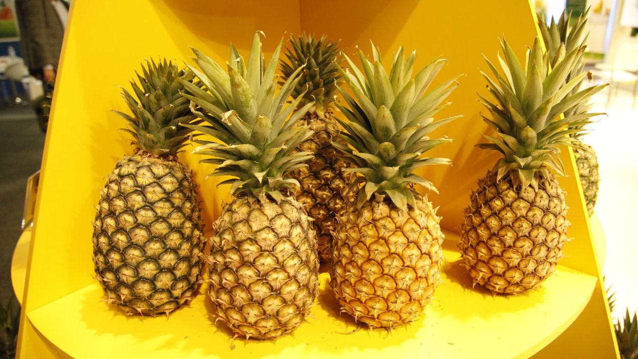 Un análisis realizado en mercados de Lima revela niveles alarmantes de químicos, algunos prohibidos, en las cáscaras de piña, poniendo en riesgo la salud pública.