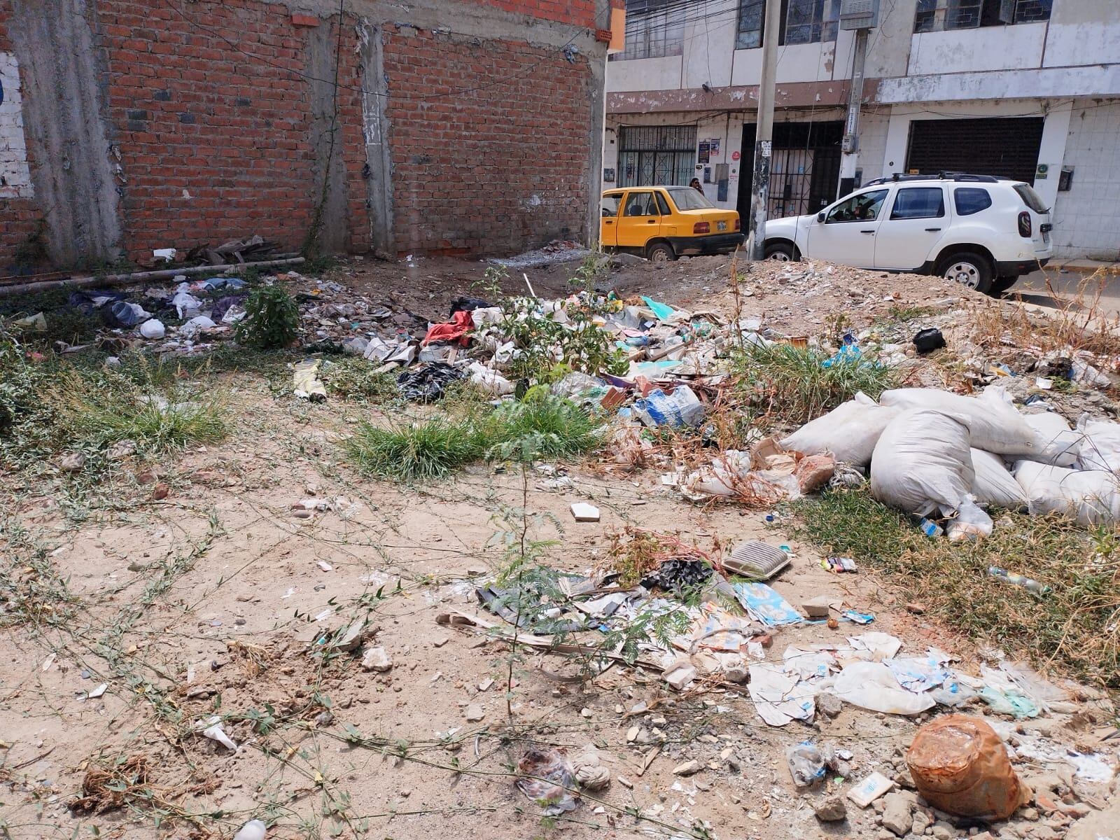 Los vecinos de la zona han denunciado el descuido en el que se encuentra esta área de 300 metros cuadrados por parte de los propietarios.