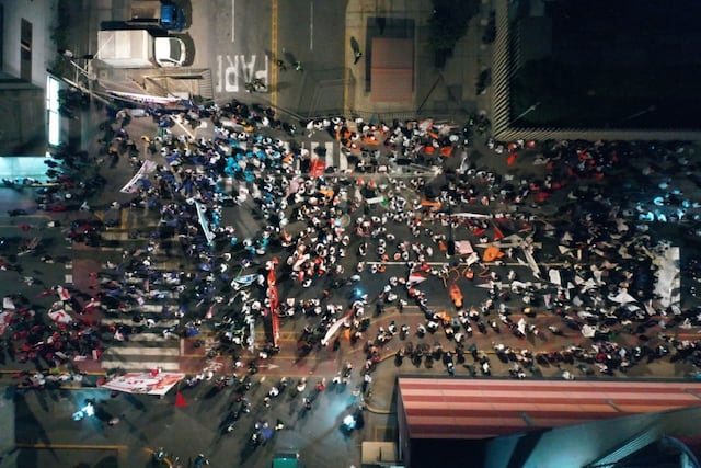 Simpatizantes de partidos llegan a exteriores del Centro de Convenciones por debate presidencial (Foto: Julio Reaño/GEC)