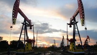 Tensión en Medio Oriente eleva precio del petróleo y presiona al alza al dólar