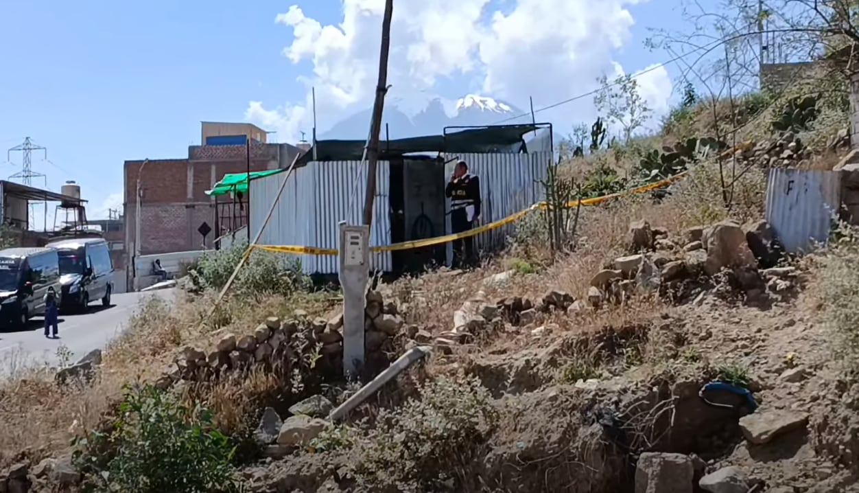 Un joven fue apuñalado y murió en su vivienda luego de beber junto a conocidos en Paucarpata