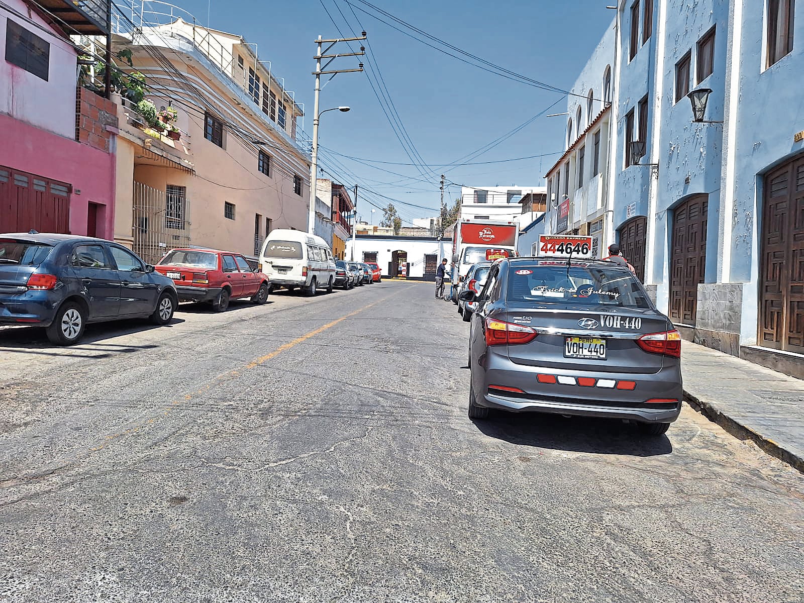 Las calles del centro de la ciudad son ocupadas por vehículos sin control municipal. (Foto: GEC)