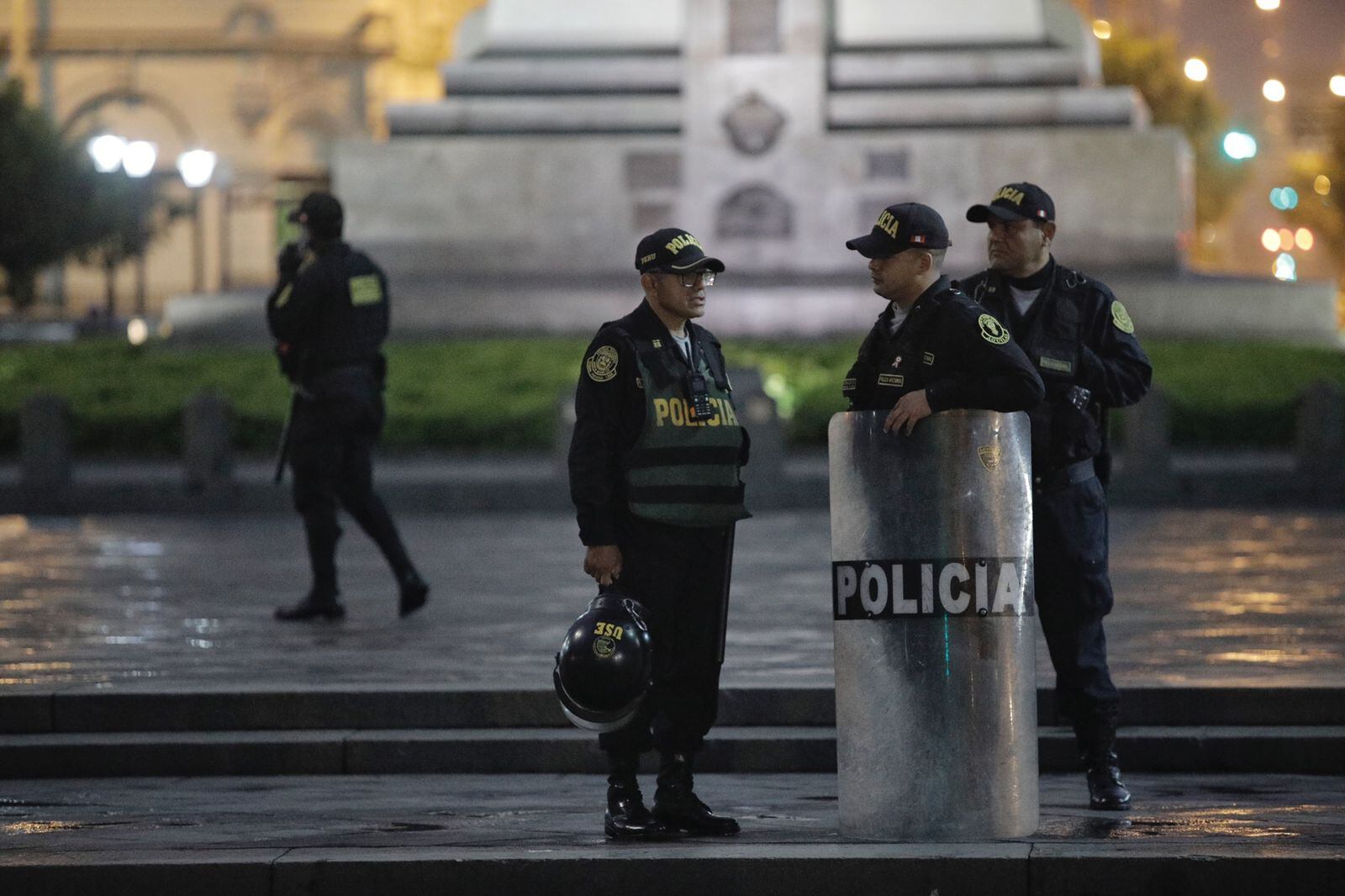 Policías resguardan el centro de Lima. Foto: GEC