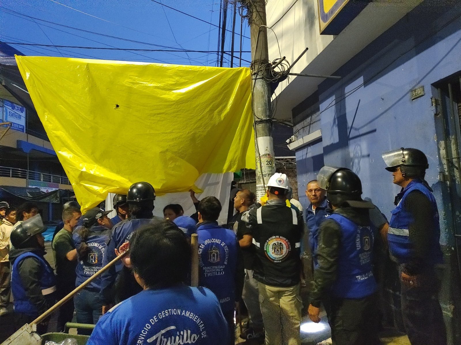 Municipalidad encontró conexiones clandestinas que podrían originar incendios. Además, estructuras obstruyen veredas.