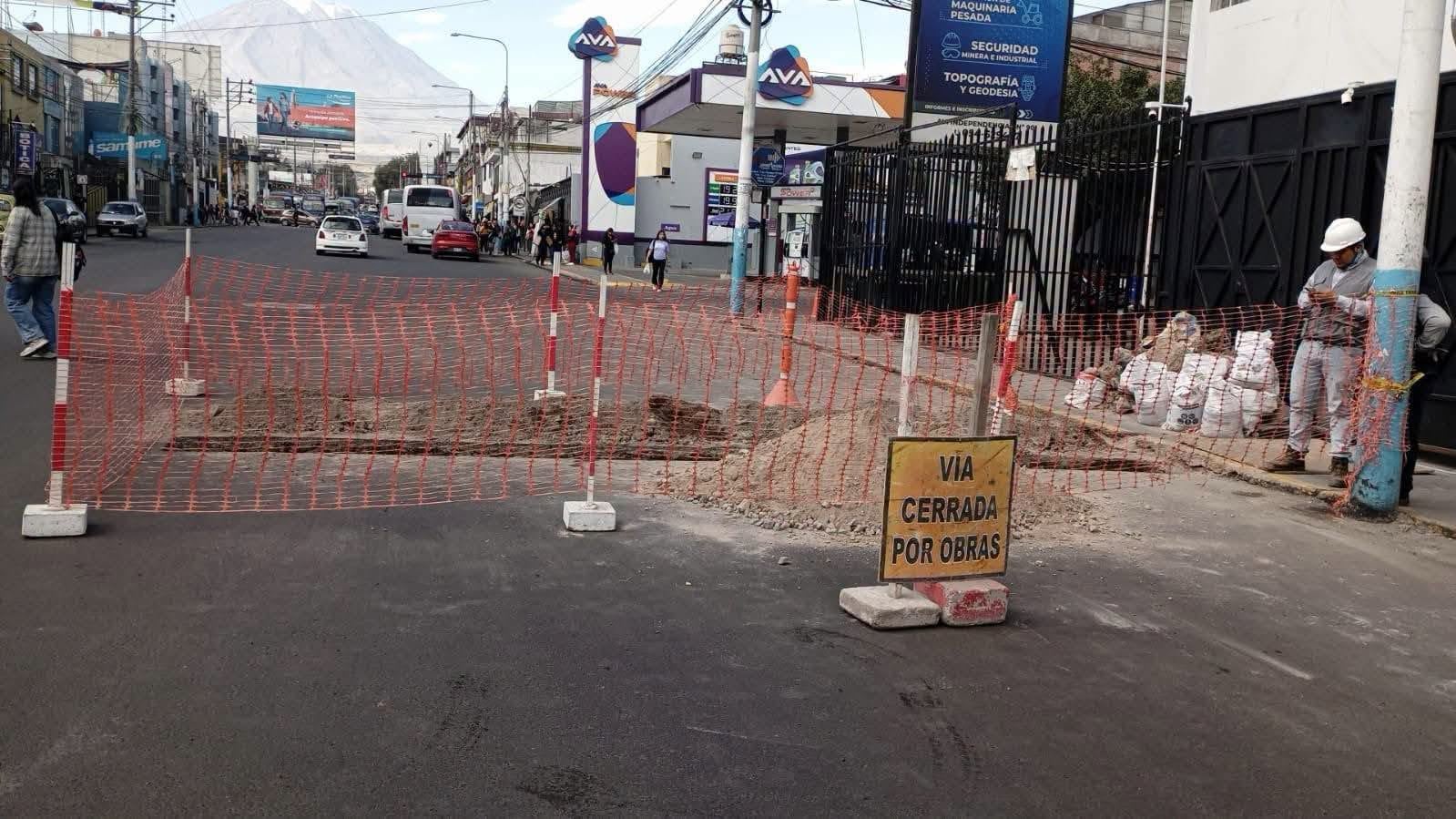 Sedapar y Municipalidad de Arequipa se pronuncian por daños en av. Independencia recién asfaltada. Foto: Sedapar.