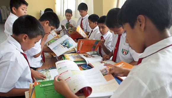 Escolares con material educativo. Foto: GEC.