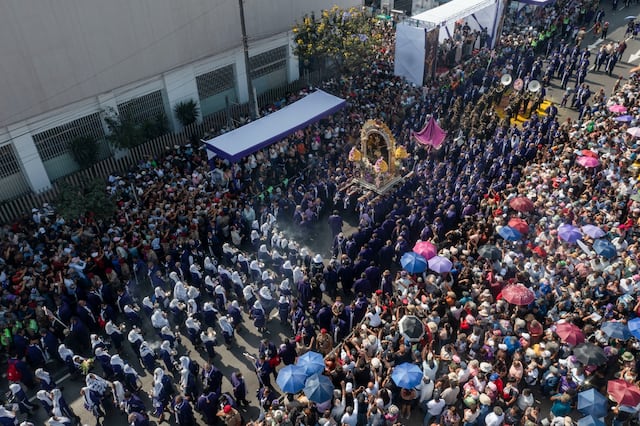 Señor de los Milagros recorre calles del Centro de Lima y Breña en su cuarta salida procesional