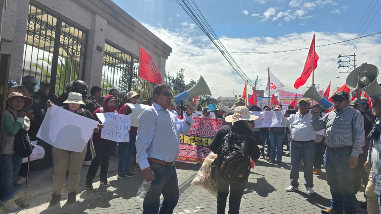 Protesta de ciudadanos frente al palacio municipal de Arequipa. Foto: GEC.