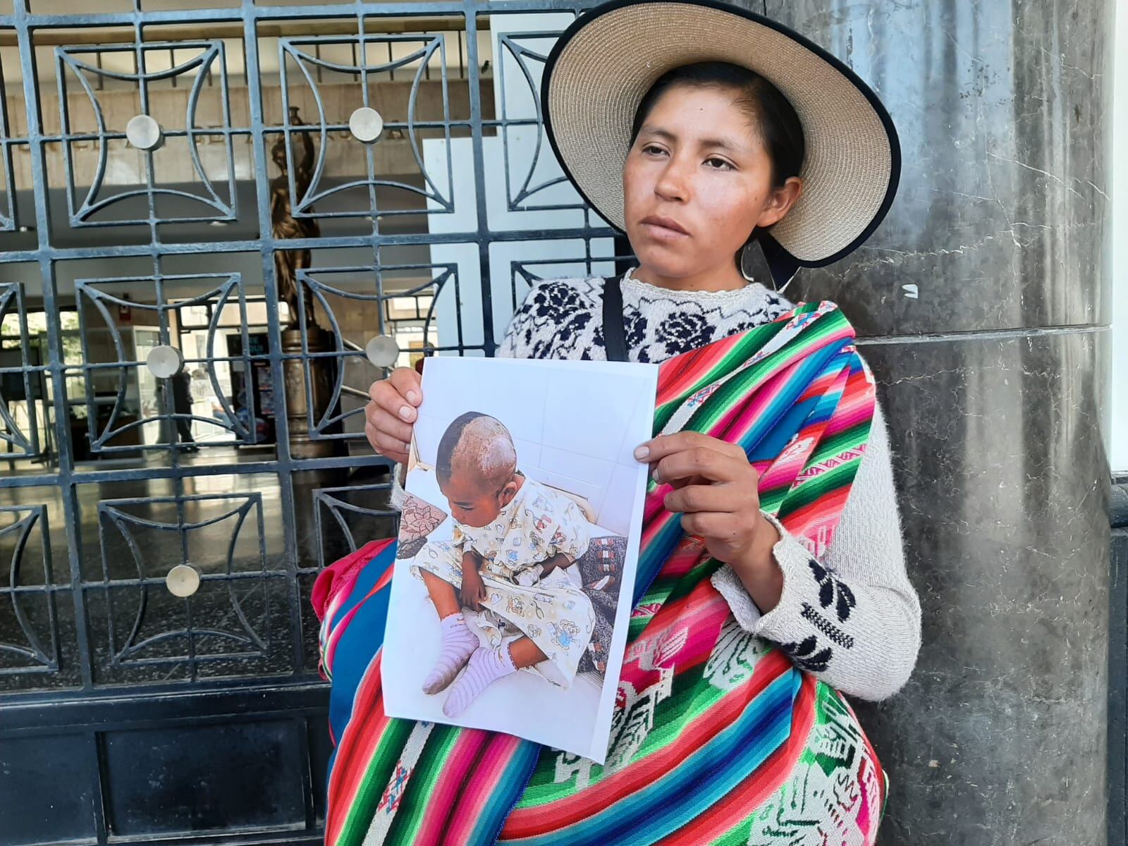 Magda Huaynapata solicita apoyo para comprar medicamentos. Foto: GEC.