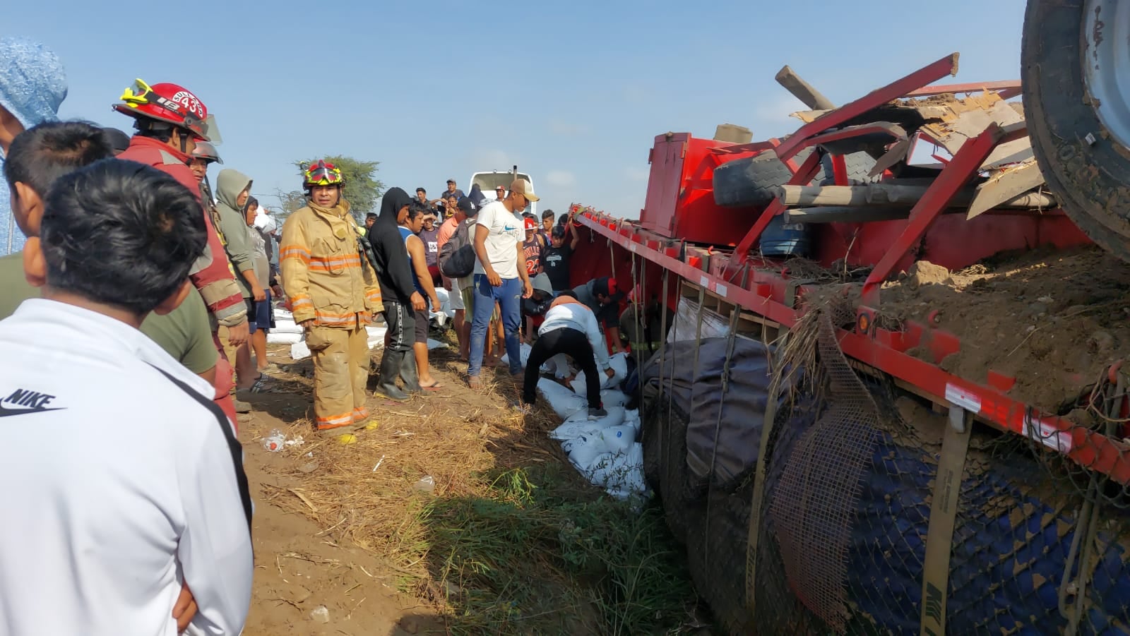 Familiares lloran a sus muertos y policía investiga para determinar las verdaderas causas de estos fatales accidentes. Entre los fallecidos hay dos menores de edad.