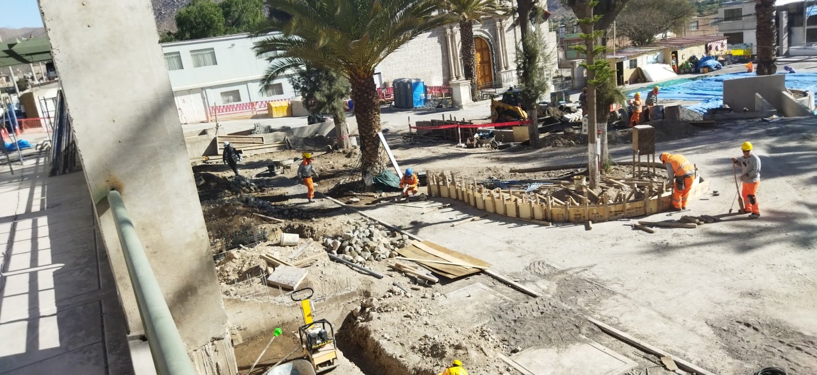 Obra en la plaza de Socabaya (Arequipa) en riesgo de paralización por falta de presupuesto. Foto: Contraloría.