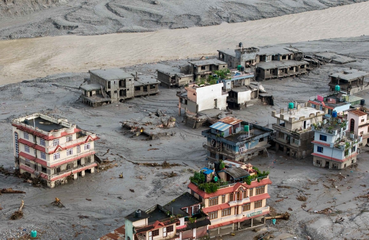 Equipos de rescate buscan sobrevivientes después de que un colapso glaciar desencadenara una devastadora corriente de agua, lodo y escombros. Autoridades y expertos alertan sobre el riesgo de nuevas inundaciones. (Foto: Prabin RANABHAT / AFP)