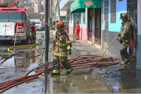 San Martín de Porres: Incendio se registró en depósito de planchas de melamina