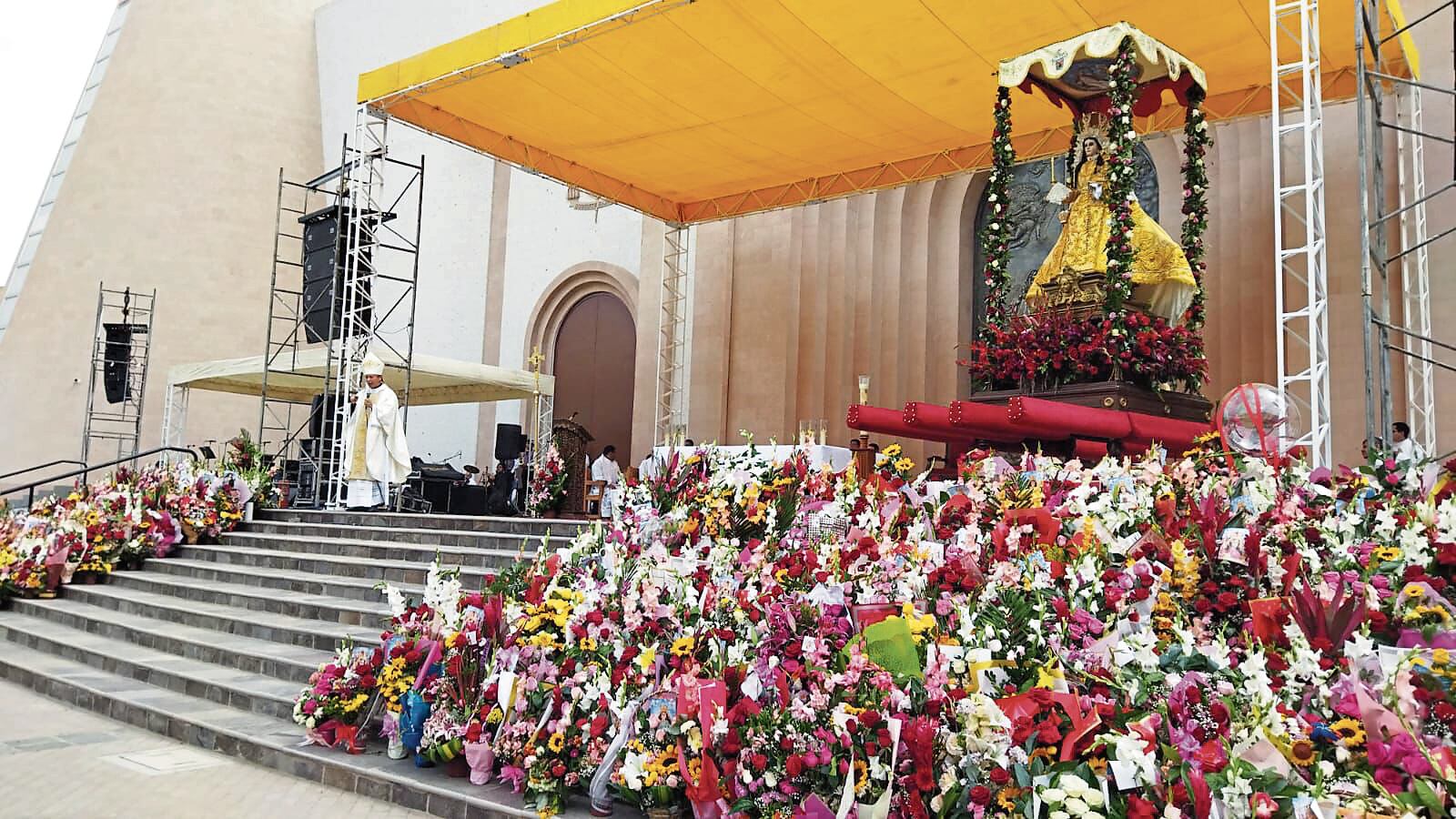 Las misas congregaron a miles de personas que llegaron de todas partes. Foto: GEC.