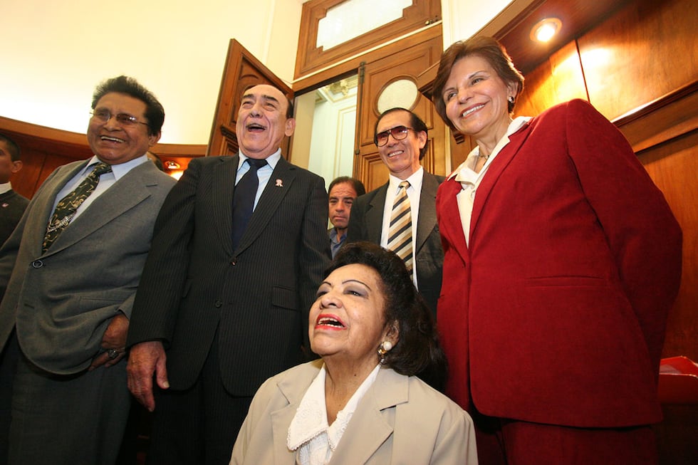 Su contribución es muy importante para nuestra cultura musical, ya que no solo se dedicó a tocar y grabar discos con nuestros más grandes músicos sino que también aún se dedica a la docencia de la guitarra. Hoy con 82 años de edad y más de medio siglo dedicado profesionalmente a la guitarra, Pepe Torres es uno de los maestros peruanos de este instrumento. Recitales como solista y cientos de discos ratifican su gran talento. Una escuela lleva su nombre, donde difunde el amor por la música peruana. ¡Gracias maestro Pepe Torres!
<div>
<a href="https://www.tiendaelcomercio.com/" target="_blank">
<img src=https://cloudfront-us-east-1.images.arcpublishing.com/elcomercio/XVX2QLAMXNGRFOZYJHTK2CI3HA.jpg width="100%">
</a>
</div>