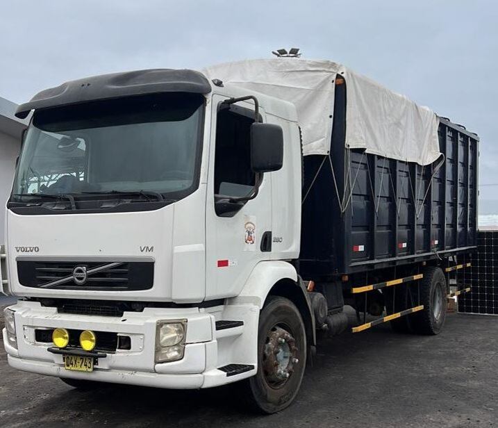 Camión Volvo de placa C4X-743 de la Marina de Guerra fue intervenido en el control aduanero Vila Vila, Tacna. (Foto: Difusión)