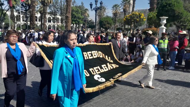 Arequipa: Instituciones públicas y privadas participan en el desfile de honor en la Plaza de Armas (VIDEO)