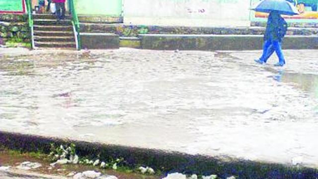 Inundaciones afectan a colegio de 700 alumnos