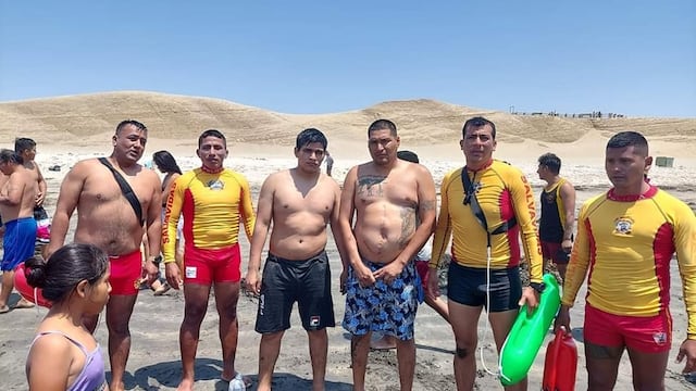 Salvavidas rescatan a dos jóvenes de morir ahogados en playa de Pisco