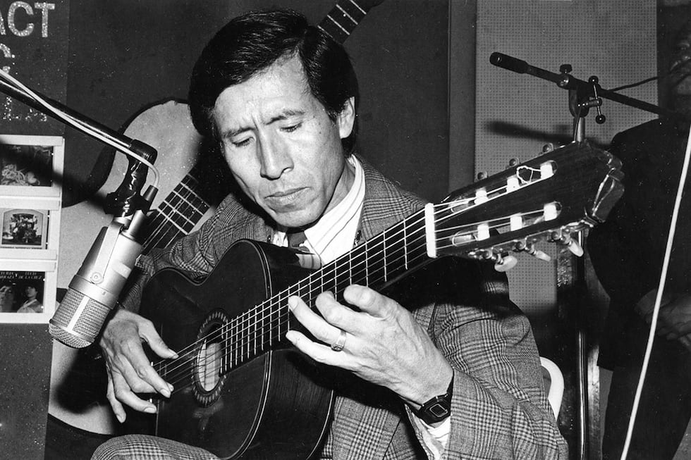 A los 16 años grabó un disco con Lucas Borja y Alicia Lizárraga. Ese fue su debut y a partir de ahí nada lo detuvo. A los 17 años integró el cuarteto 'Tradición Limeña' y a los 18 se unió al trío 'Los Palomillas', al lado de Lucas Borja y Héctor García. A los 19 años ingresó a la Universidad de Lima donde estudió Administración de Empresas.