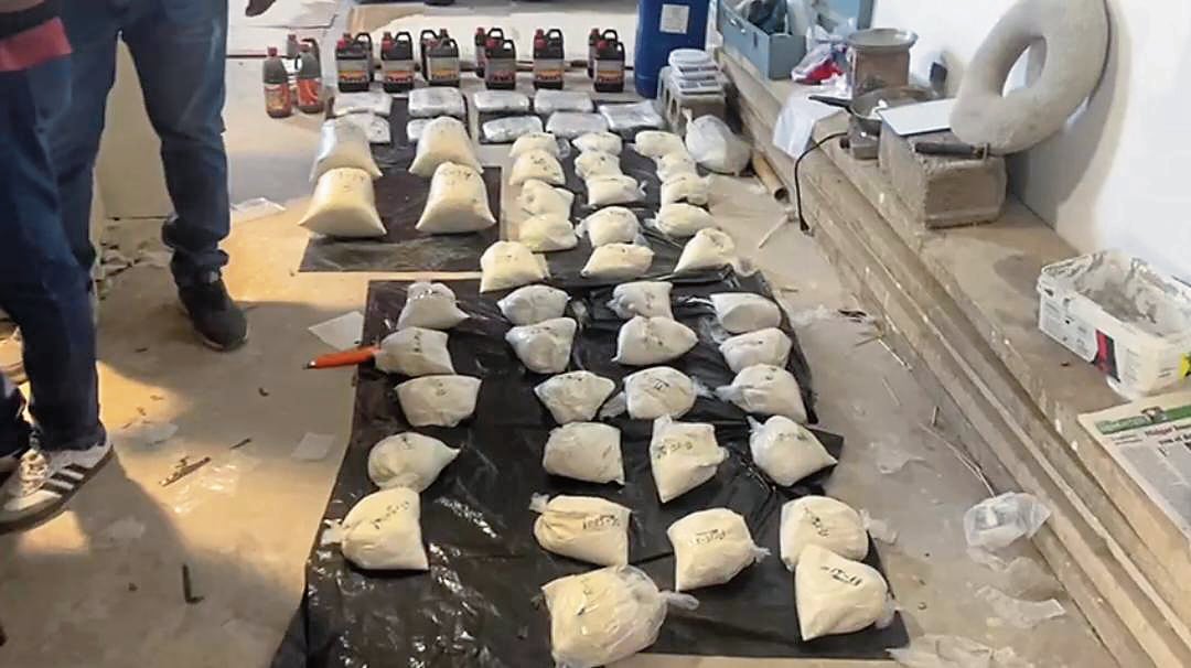 Varias bolsas con un producto balnquesino fue hallado en la vivienda, en Socabaya. Foto: GEC.