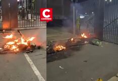 Ciudadanos prenden fuego en la entrada del Real Plaza de Trujillo exigiendo justicia (VIDEO)